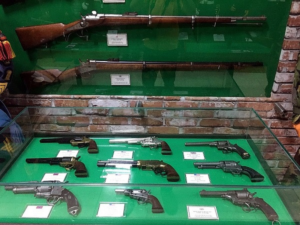 Hay như những cây súng được cẩn xà cừ, ngà voi của giới quý tộc; cây súng dài gần 3m, cần đến hai người mới có thể di chuyển; súng dành cho điệp viên cùng những loại súng có thể nằm gọn trong lòng bàn tay tiện cho phái nữ bỏ vào ví, bóp để tự vệ hay ám sát...