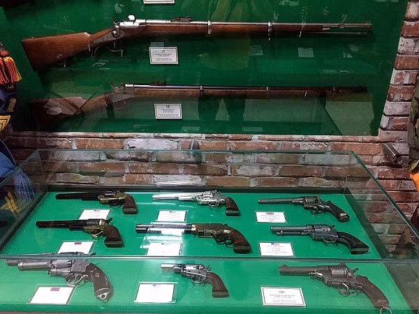 Hay như những cây súng được cẩn xà cừ, ngà voi của giới quý tộc; cây súng dài gần 3m, cần đến hai người mới có thể di chuyển; súng dành cho điệp viên cùng những loại súng có thể nằm gọn trong lòng bàn tay tiện cho phái nữ bỏ vào ví, bóp để tự vệ hay ám sát...