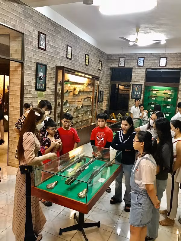 Các hiện vật trưng bày tại đây đều do ông Robert Taylor và người thân sưu tầm từ nhiều năm trên khắp thế giới. Điều đáng khâm phục là thay vì cất giữ cho riêng mình, ông sẵn sàng giới thiệu để công chúng đến tham quan và chiêm ngưỡng. Thiên Bảo