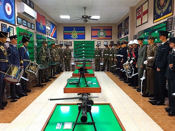 Bảo tàng hiện trưng bày khoảng 4.000 hiện vật là các loại vũ khí, quân trang, quân phục của quân đội các nước khắp nơi trên thế giới qua các thời kỳ, từ cổ đại, trung đại, tới cận đại, hiện đại. Nội dung trưng bày được phân chia thành các không gian theo từng chủ đề.