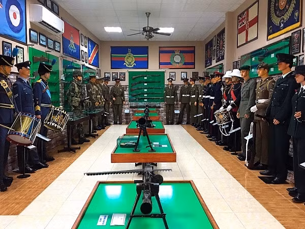 Bảo tàng hiện trưng bày khoảng 4.000 hiện vật là các loại vũ khí, quân trang, quân phục của quân đội các nước khắp nơi trên thế giới qua các thời kỳ, từ cổ đại, trung đại, tới cận đại, hiện đại. Nội dung trưng bày được phân chia thành các không gian theo từng chủ đề.