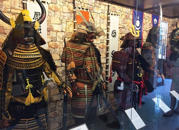 Trang phục của các tướng quân trong quân đội Nhật Bản và các Samurai (võ sĩ đạo) trong giai đoạn 1192 - 1867; cùng trang phục của quân đội Mông Cổ trong thời kỳ thống trị đánh chiếm khắp châu Âu và châu Á.