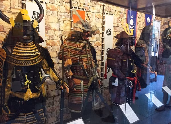 Trang phục của các tướng quân trong quân đội Nhật Bản và các Samurai (võ sĩ đạo) trong giai đoạn 1192 - 1867; cùng trang phục của quân đội Mông Cổ trong thời kỳ thống trị đánh chiếm khắp châu Âu và châu Á.