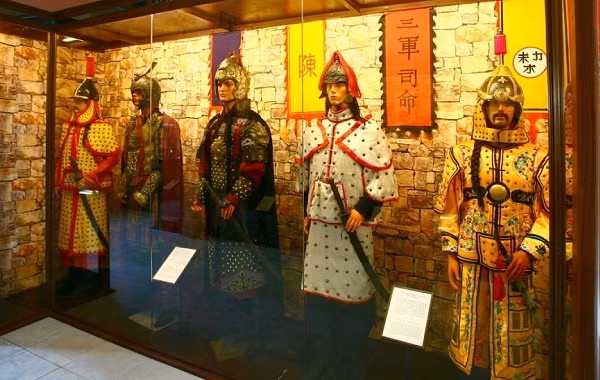 Với mỗi thời kỳ, bộ sưu tập giới thiệu gần như hoàn chỉnh những đặc trưng về trang phục (quần áo, mũ, giày), vũ khí. Trong ảnh là bộ áo giáp và thương, kiếm của quân lính các triều đại nhà Tần - Hán, Tùy – Đường, Nguyên, Thanh của Trung Quốc.