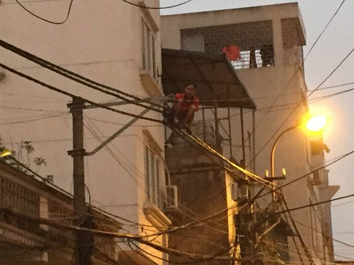 Ha Noi: Nam thanh nien co thu tren day dien