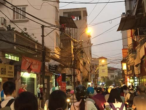 Ha Noi: Nam thanh nien co thu tren day dien-Hinh-4