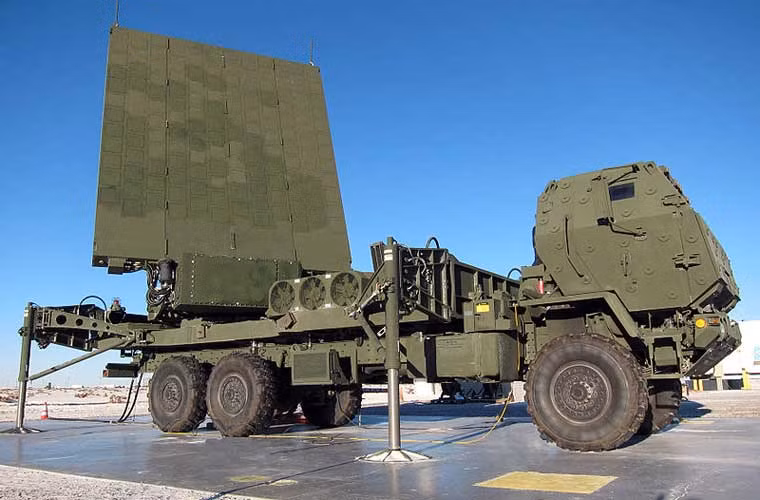 Radar giám mạng kiểu mạng pha chủ động quét 360 độ cung cấp khả năng phát hiện mối nguy hiểm trên không như mục tiêu cơ động cao, tín hiệu phản xạ radar thấp gồm: tên lửa đạn đạo tầm ngắn - trung; tên lửa hành trình và các mối đe dọa khác.