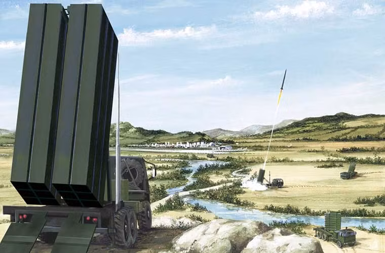 MEADS (viết tắt của cụm từ Medium Extended Air Defense System) là hệ thống phòng không/phòng thủ tên lửa cơ động được phát triển thay thế tên lửa Patriot. MEADS được phát triển với sự hợp tác của Đức, Italy và Mỹ với khả năng bảo vệ bao quát phạm vi 360 độ chống các loại tên lửa đạn đạo chiến thuật, tên lửa hành trình, máy bay, UAV và các đạn rocket cỡ lớn (ví dụ đạn pháo phản lự BM-30 Smerch của Nga).