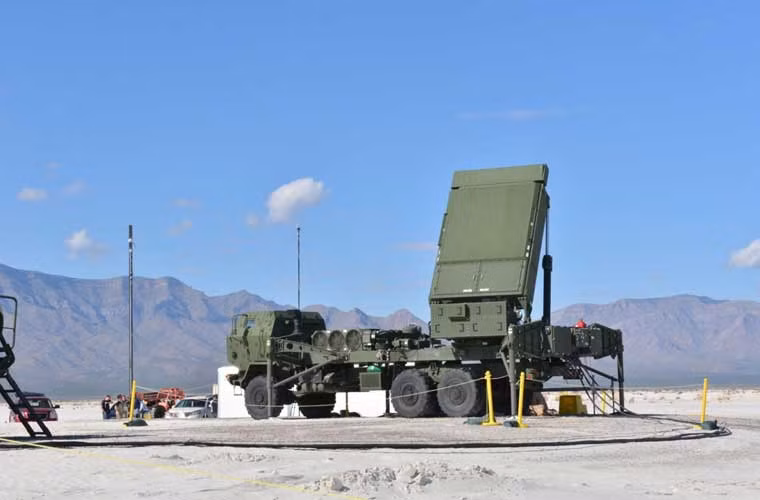 Trong ảnh là hệ thống điều khiển hỏa lực đa chức năng (MFCR) được trang bị radar mạng pha chủ động có thể cung cấp khả năng điều khiển hỏa lực và giám sát cho tới khi radar giám sát tham gia mạng lưới.