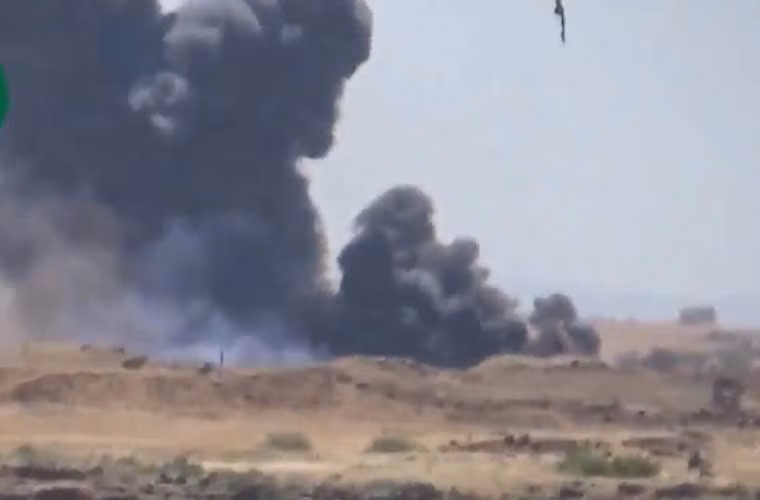 Khói lửa bùng lên dữ dội nơi chiếc Su-24 Không quân Syria bị bắn hạ.