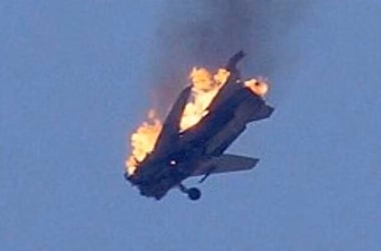 Ảnh chụp cận cảnh chiếc Su-24 cho thấy phần thân máy bay bị gãy làm đôi, phần đầu (buồng lái hai phi công) biến đấu mất còn lại phần đuôi bùng cháy dữ dội trên không.