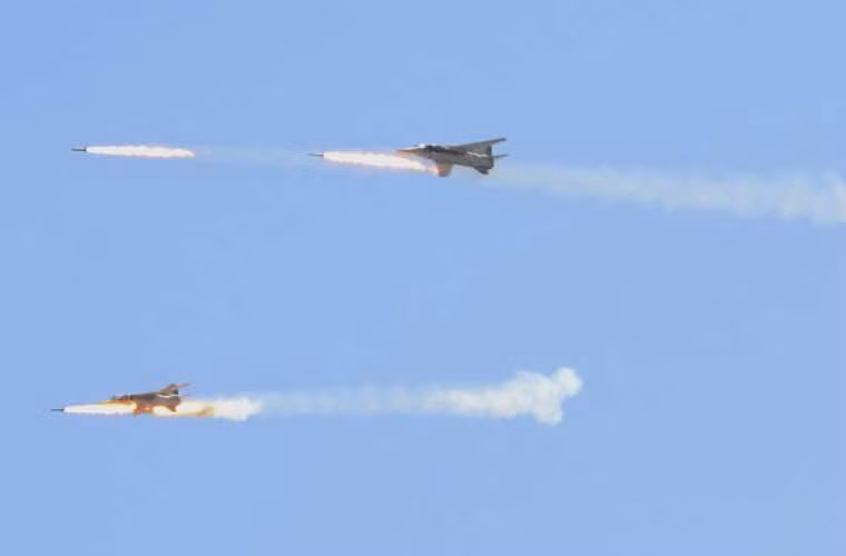 Các máy bay Su-24MK2 có khả năng mang vũ khí có điều khiển, tuy nhiên không rõ những vũ khí như vậy có được cung cấp cho Syria. Vì hầu như các chiến dịch không kích quân nổi dậy, Su-24 Syria đều mang bom, rocket không điều khiển. Chính vì thế, nguy cơ bị bắn hạ càng lớn hơn.