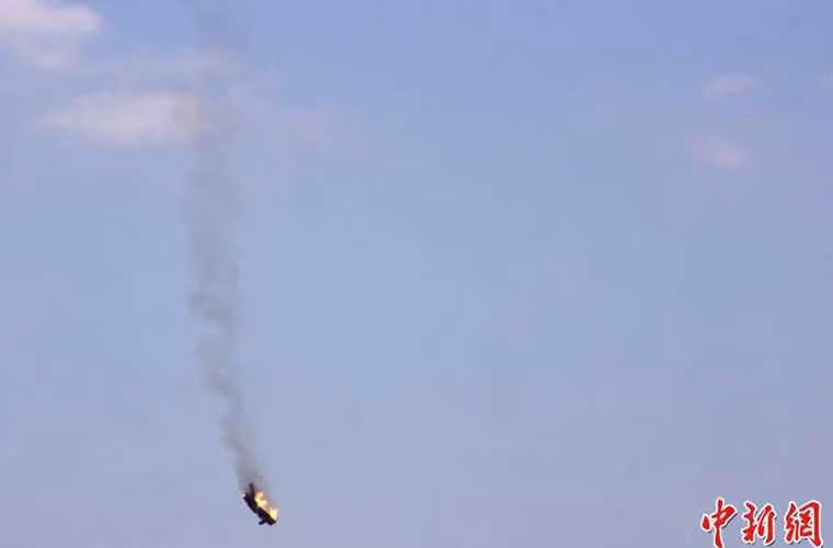 Đây có thể là phần đầu máy bay Su-24 cũng đang bốc cháy.