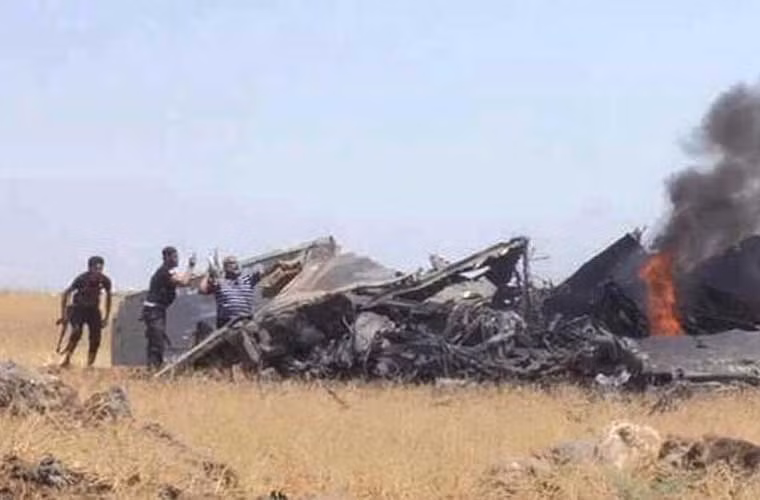 Chiếc cường kích Su-24 không còn nhận rõ hình hài trên mặt đất.