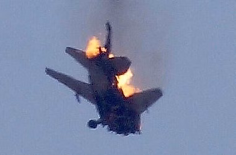 Bức ảnh quân sự thảm khốc nhất tuần qua – máy bay chiến đấu Su-24MK2 của Không quân Syria chỉ còn một nửa thân đang bùng cháy dữ dội trên bầu trời sau khi trúng đạn tên lửa.