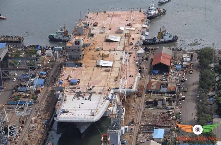Tuần qua, truyền thông Ấn Độ đăng tải bức ảnh rõ nét cho thấy tàu sân bay INS Vikrant do nước này tự đóng đã hoàn thiện kiến trúc thượng tầng.