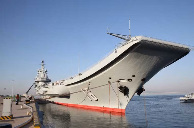 Hình ảnh mới nhất về tàu sân bay Liêu Ninh (CV-16) của Hải quân Trung Quốc. Kể từ lần triển khai tới Biển Đông vào năm 2014, tàu Liêu Ninh không thực hiện nhiều hoạt động nào khác.