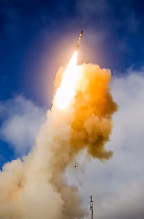 Tên lửa đánh chặn tên lửa đạn đạo SM-3 Block IIA bắn thử thành công tại thao trường Point Mugu, ngoài khơi bang California.