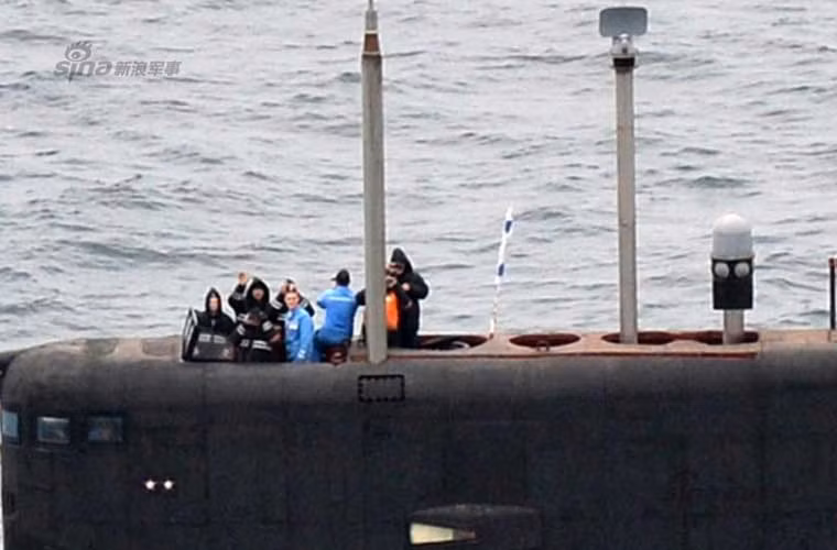 Một trong những bức ảnh quân sự ấn tượng trong tuần qua – thủy thủ tàu ngầm Kilo của Hải quân Nga vẫy tay chào máy bay tuần thám P-3C Orion của Nhật Bản đang chụp ảnh chính họ.