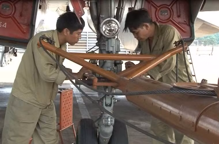 Người thợ lắp càng máy bay sau khi đã sửa chữa xong.