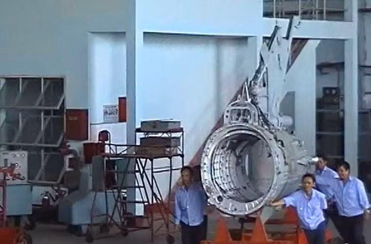 Phần đuôi của một chiếc máy bay chiến đấu được tháo rời.