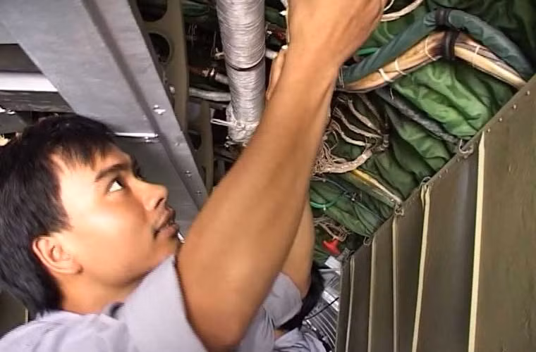 Họ khám xét từng chi tiết trong thân máy bay.