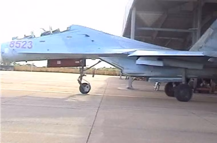 Trong ảnh, “kẻ tấn công sườn” Su-27 đã sửa xong, sẵn sàng cho chuyến bay tuần tra không phận bảo vệ Tổ quốc.