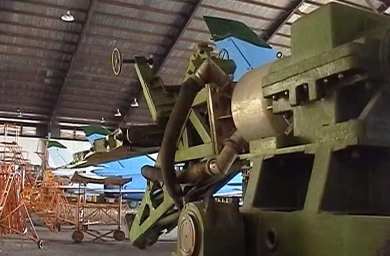 Thiết bị kiểm tra kết cấu và rung lắc cánh máy bay.