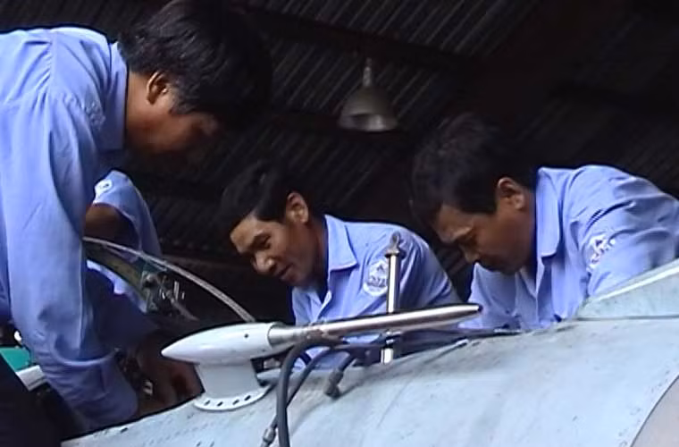 Các “bác sĩ” tỉ mẩn quan sát, bắt đúng “bệnh” của chiếc máy bay chiến đấu MiG-21.