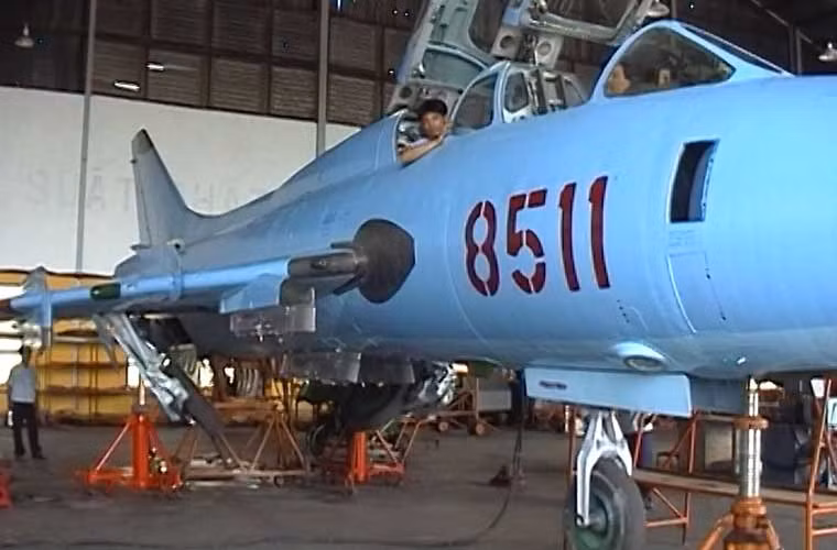 Một chiếc Su-22 vào viện và được các “bác sĩ” ở A32 “giải phẫu”.
