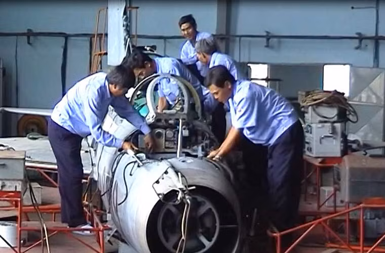 Phần đầu của máy bay MiG-21 được tháo rời để các “bác sĩ” tiện thao tác “khám và điều trị”.