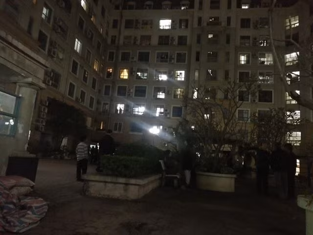 Người dân khu nhà ông Đinh La Thăng tập trung đông dưới sân.