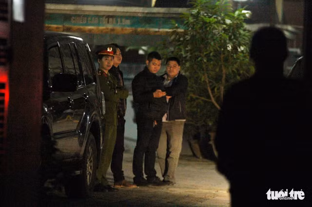 Xe biển xanh xuất hiện trên sân khu nhà nơi ông Thăng ở.