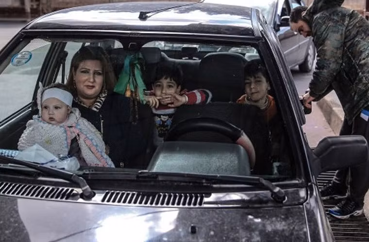 Những ngày này, thành phố chết Aleppo đã bình yên hơn đôi chút. Nhiều người dân cũng bắt đầu ra ngoài phố. Ảnh: Một gia đình ở Aleppo đang sửa soạn đi chơi.