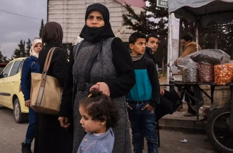 Những người phụ nữ Syria cũng dắt con đi chơi.