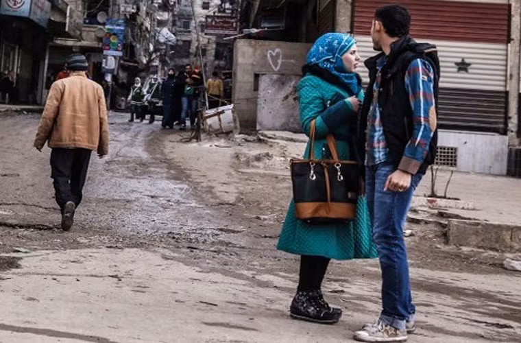 Giữa lúc quân đội chính phủ Syria liên tiếp thắng lợi ở các mặt trận cùng với thời điểm lệnh ngừng bắn chính thức có hiệu lực nên tình hình giao tranh ở nhiều nơi, trong đó có cả thành phố Aleppo cũng có phần lắng dịu hơn so với những tháng trước đây.