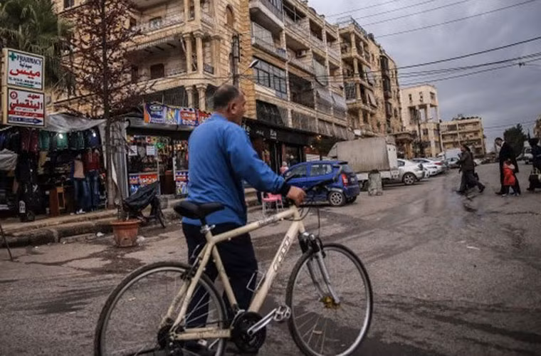 Con đường chạy qua khu dân cư giờ đây đã có nhiều người qua lại.