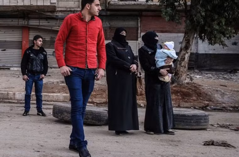 Nhiều người dân đi ra đường vào những ngày im tiếng súng.