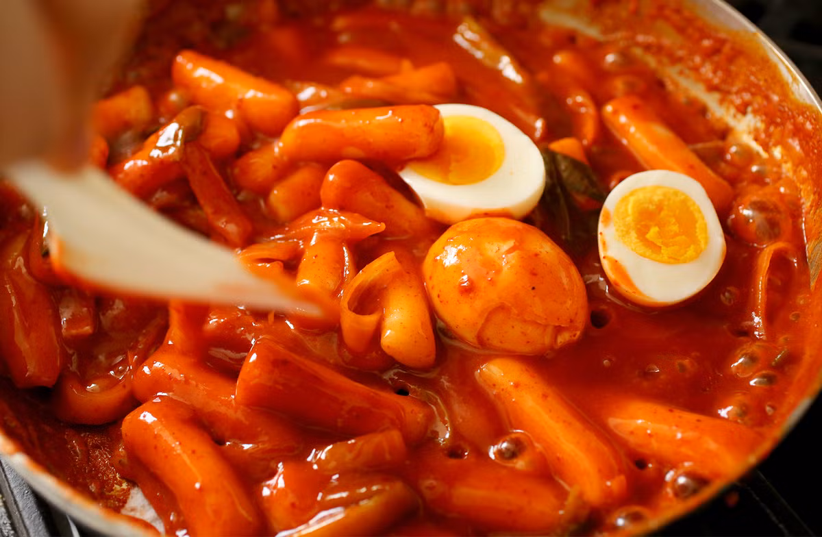 Tất cả được xào cùng thịt bò, giá đỗ, hành, nấm, cà rốt, hành tây….Vị cay có thể khiến nhiều thực khách phải lè lưỡi là yếu tố làm nên sức hấp dẫn của món ăn. Ảnh: Maangchi.