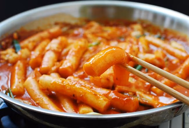 Bánh gạo (Tteokbokki) được xem là biểu tượng văn hóa điển hình của đất nước và con người Hàn Quốc. Tteokbokki được chế biến từ bánh gạo garaetteok, tương ớt gochujang, thịt, trứng, gia vị và rau. Ảnh: Koreanbapsang.