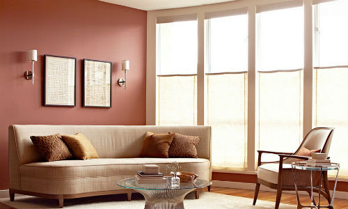 Theo nguồn tin đăng trên trang Fengshui, một trong những yếu tố cần nhớ khi đặt sofa đúng phong thủy là để lưng ghế dựa vào tường. Ảnh: Decoist.