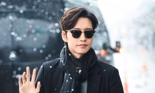 Chiếc khăn quàng đen xuyệt tông cùng màu áo giúp anh chàng Park Hae Jin cực kỳ ấm áp và lịch lãm. Ảnh: Dramafever.