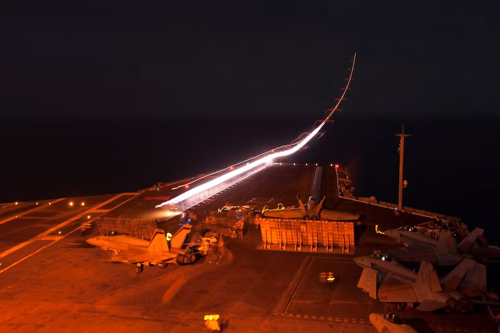 CVN-70 từng tham chiến tại Iraq, Afghanistan. Tàu trải qua đợt đại tu và tiếp nhiên liệu hạt nhân vào năm 2005. Ảnh: Flickr.