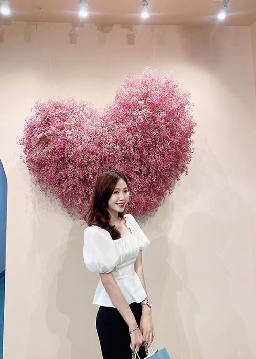 Minh Anh từng tham gia Hoa khôi sinh viên Việt Nam 2017 và lọt top 10 thí sinh hùng biện Tiếng Anh.