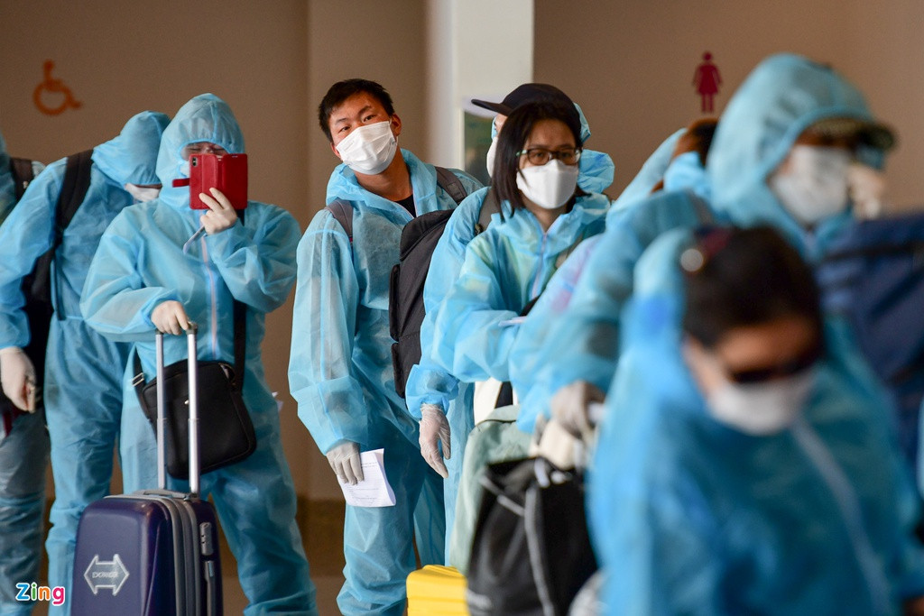 "Tôi hết hạn hợp đồng lao động từ cuối tháng 7, công ty không gia hạn thêm nên thời gian qua tôi phải ở nhờ nhà bạn bè, cuối cùng cũng đợi được chuyến bay này. Tôi mua vé hết 11 triệu đồng", anh Võ Văn Tuấn (Nghệ An) cho biết.