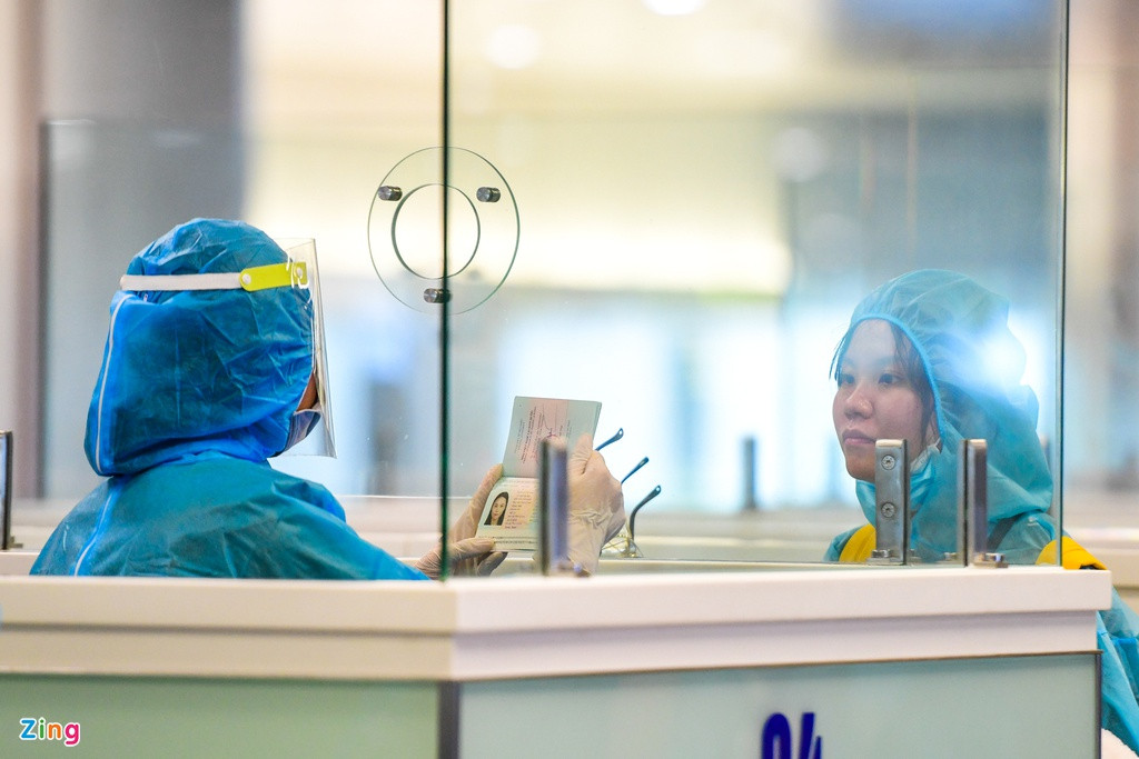 Nhân viên an ninh kiểm tra thông tin hành khách khi nhập cảnh.