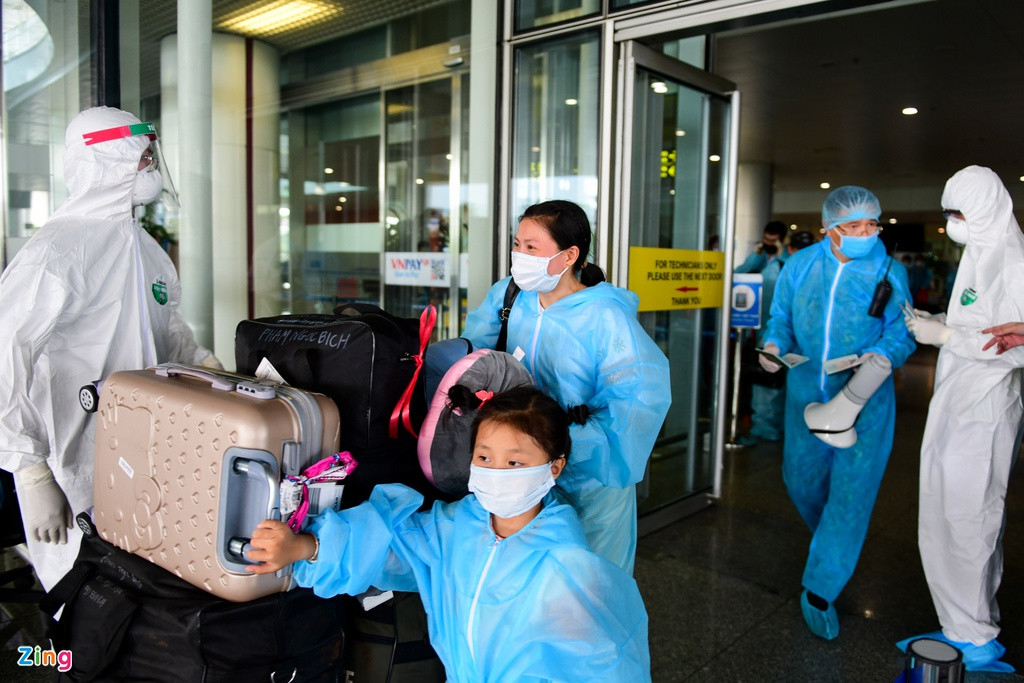 Sau chuyến bay, hành khách lại tiếp tục được xét nghiệm SARS-CoV-2. Nếu có kết quả dương tính, khách sẽ được chuyển đến cơ sở y tế để cách ly, chăm sóc theo quy định hiện hành. Nếu âm tính, khách sẽ được cách ly tại khách sạn đã đăng ký và được xét nghiệm lần hai vào ngày thứ 6 kể từ ngày nhập cảnh hoặc ngay khi có biểu hiện nghi ngờ. Nếu kết quả lần hai âm tính, hành khách được phép di chuyển về nơi cư trú, tự cách ly đến khi đủ 14 ngày.