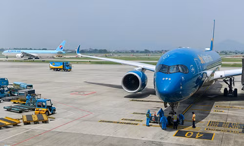 Chuyến bay đưa 104 hành khách về Việt Nam, trong đó có 15 người Hàn Quốc. Ông Võ Huy Cường, Phó Cục trưởng Cục hàng không Việt Nam, đánh giá: "Đây không chỉ là chuyến bay thương mại quốc tế đầu tiên về Việt Nam sau dịch Covid-19, mà còn là chuyến bay thí điểm nhằm đánh giá năng lực khai thác, tiếp nhận trở lại khách quốc tế của cả ngành hàng không."