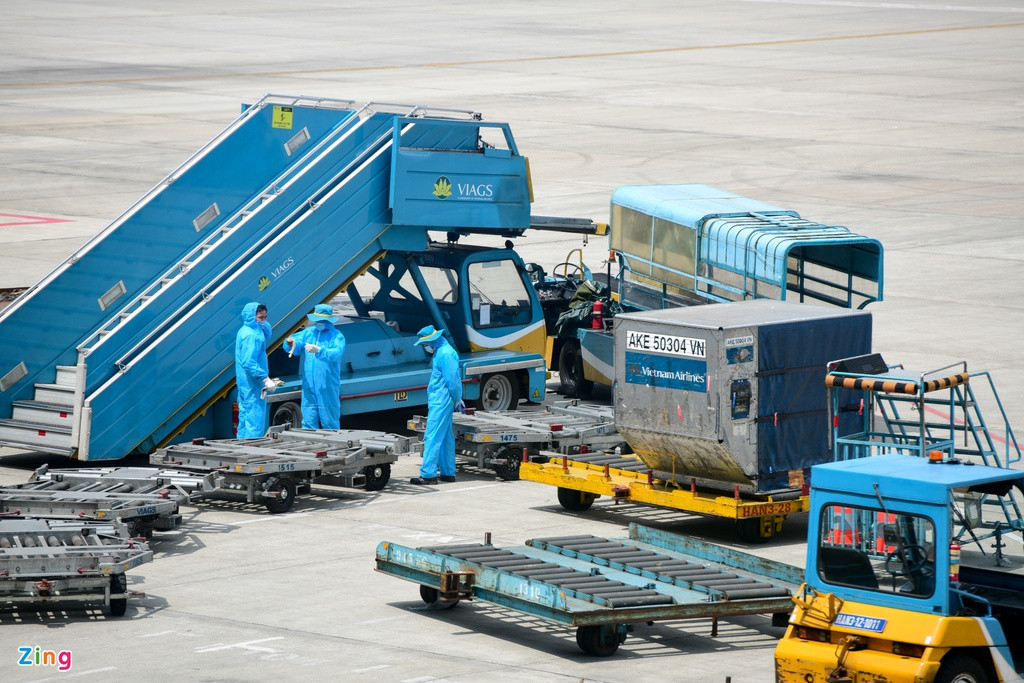 Nhân viên cảng vụ phục vụ chuyến bay này đều mặc đồ bảo hộ.