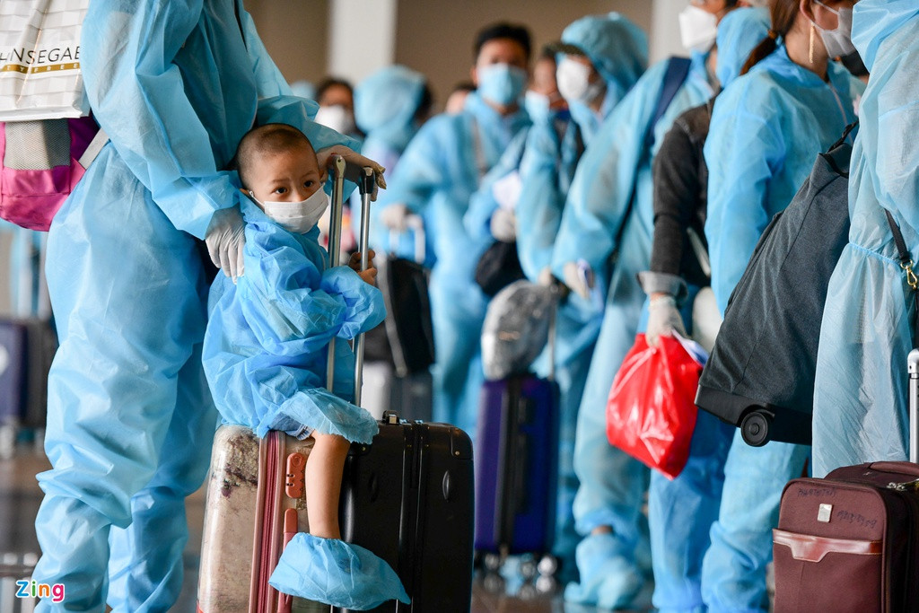 Nhiều em nhỏ theo bố mẹ về nước. Chuyến bay kéo dài hơn 5 giờ đồng hồ khiến nhiều hành khách mệt mỏi nhưng ai cũng phấn khởi vì sau bao ngày chờ đợi đã được về nước.